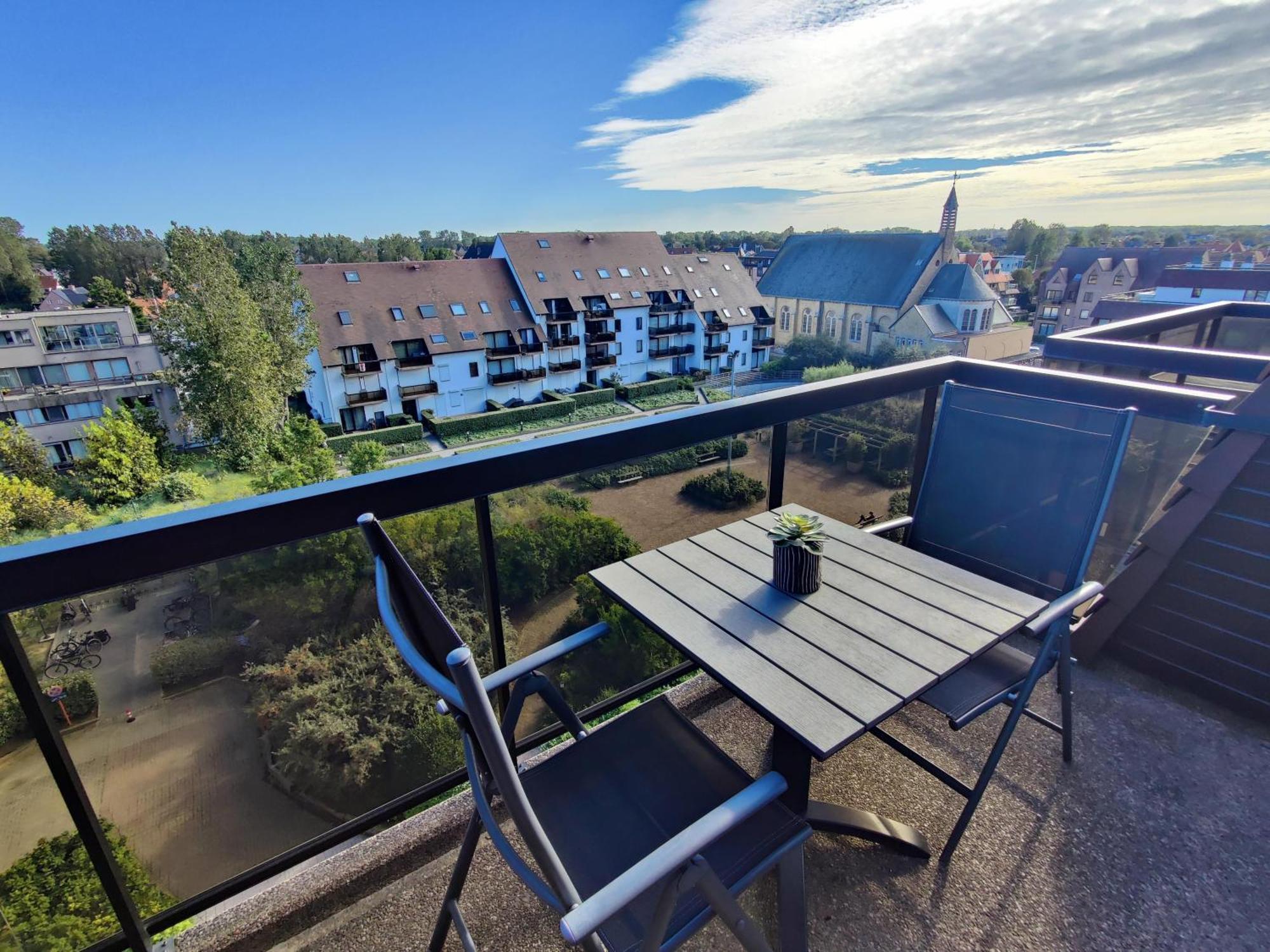 Recent Vernieuwd Appartement Met Zeezicht En Een Gratis Parkeerplaats Koksijde Exterior foto